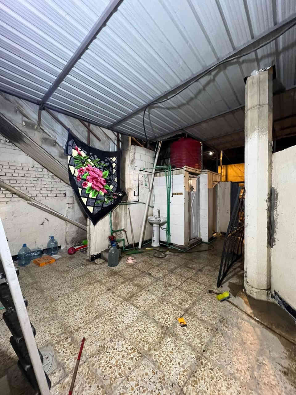 سلام عليكم بيت الايجار حي الأصدقاء غرب شارع عشرين 
تفاصيل البيت غرفتين وصاله ومطبخ وصحيات 
سعر الايجار 425 قابل للتفاوض 
الاستفسار ***********
