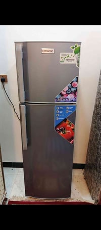 ثلاجه جديده حجمها وسط  شركتها KENWOOD السعر 250 الف  الأستفسار 0776625...