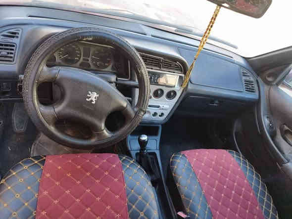 فرنسي 2001موديل .السيارةمصبوغه صبغ جماليه وبيها ضربه جاملغ خفيفه تبريد تدفىه تخم تاير جديد دوشمه جديده  صدر امامي خلفي المكينه معلكه ولف مطلوب غرامه 100 السعر26ورقه بيها مجال *********** العنوان الحسينيه الراشديه
