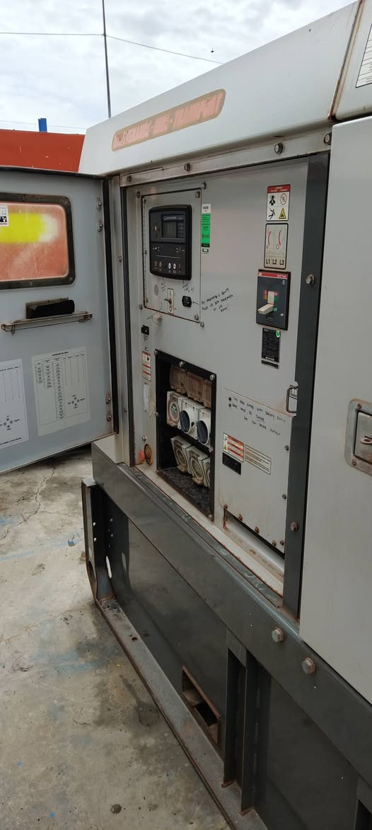 السلام عليكم 
بيركنز انكليزي اصلي 
4 اسلندر 
 110 كيفي 
كاتم 90/100
سوبر انتركلر 
منضومة حماية كامله 
ساعات العمل 318 ساعه اصل 
بحالة الوكاله
وارد استرالي 
الاستفسار الاتصال 
***********
***********
