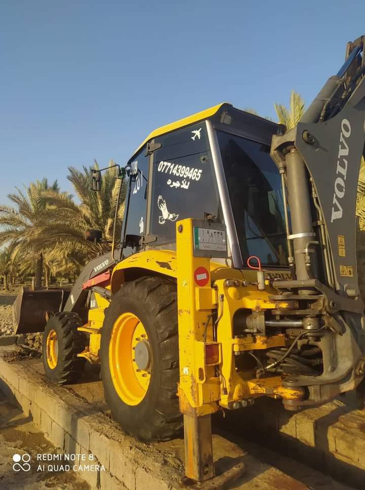 السلام عليكم حفاره جي سي بي نظيف شرط محرك كير مظخه بسمي رقم ذي قار مشروع وطني السنويه ٢٠٢٧ تنتهي موديل٢٠٠٩ 
الهاتف ***********
