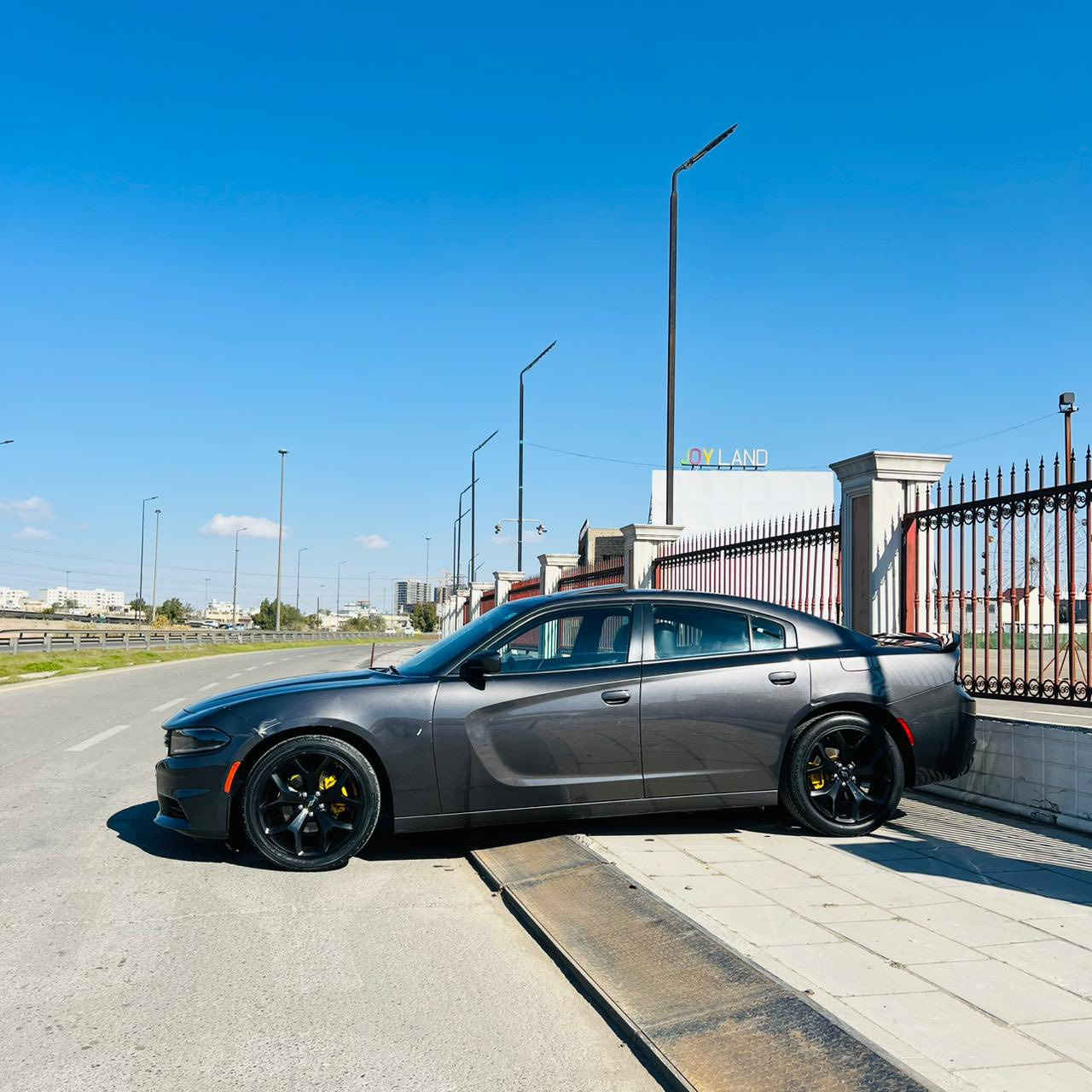 جارجر 2022 امريكي 
SXT فول الفول 
6 سلندر 
حادث جاملغ وبنيد 
ماشيه 66mi
فتحه 
بصمه 
كشنات جلد 
تدفئه تبريد بل كشنات 
استيرن تدفئه 
كشنات كهرباء 
حساس خلفي 
قطعتين تبريد 
كشن حضن 
ويل 20
تشغيل عن بعد 
وباقي المواصفات المعروفه 
السعر 219 وبيه مجال 
مكان السياره بغداد حي الجامعه 
☎️ ***********
