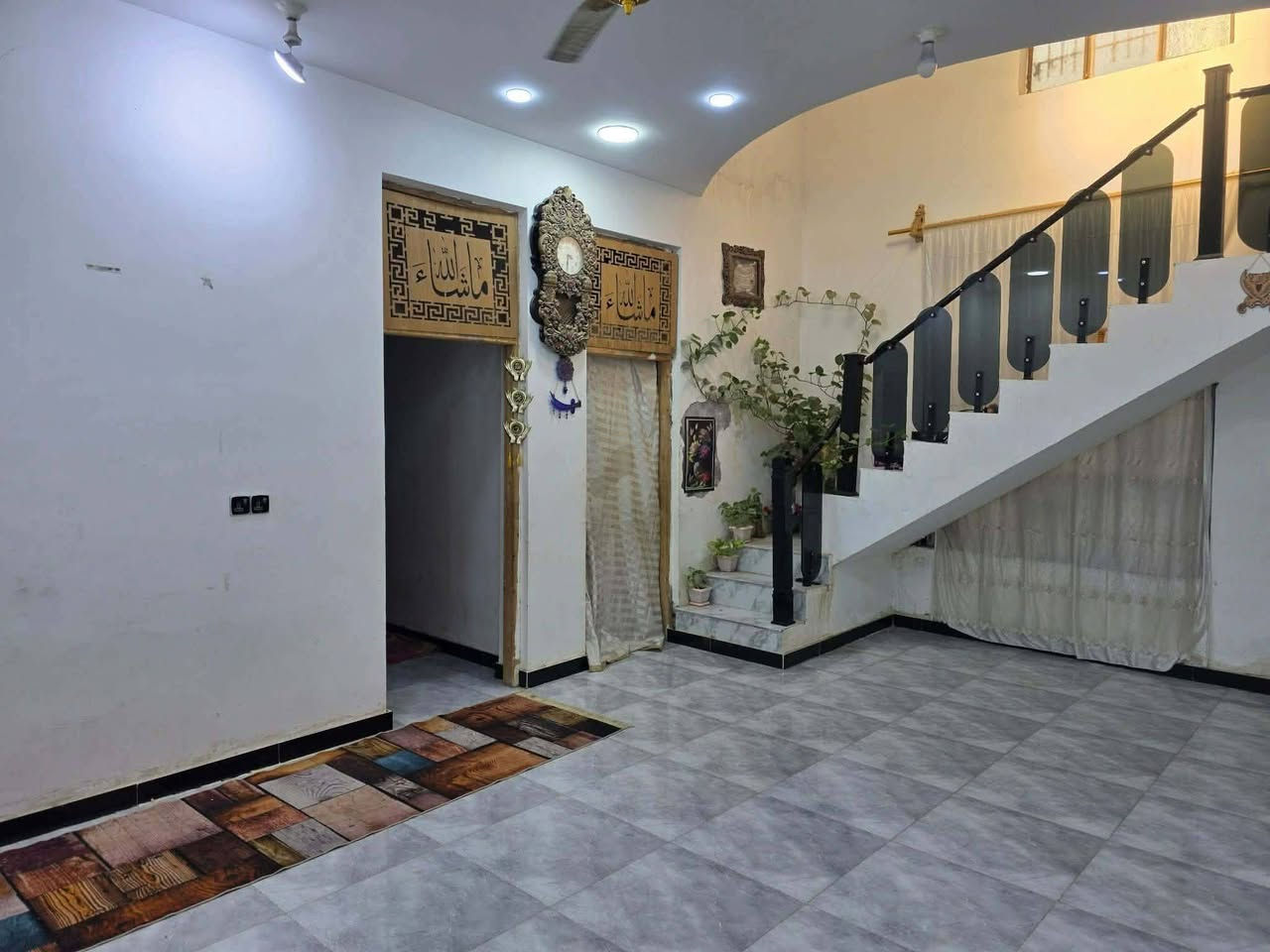 بيت للبيع حي حكيم شارع عميد جادر قرب سكله ابو حسن بناء حديث سنه 2024,كله طابوك كهرباء بوري نضام سبالت تقطير مساحه 220متر غرفتين نوم وصاله ومطبخ واستقبال  مرقم من بلديه مع محل بداخل بيت   الإتصال على الرقم ***********سعر خاص
