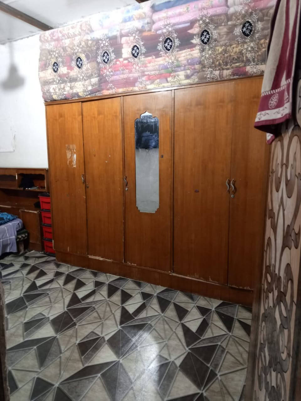 بيت حواسم البيع  مساحته  200متر  
كله سقف كله سندويج 
بي 3غرف ومطبخ وصاله  واستقبال  
وساحه كبيره  
مكان عماره حي العسكري وره المركز مال شرطه  
رقم الهاتف  *********** 

الاستفسار خاص
سعره  12 قفله  10 جوه مابيع
