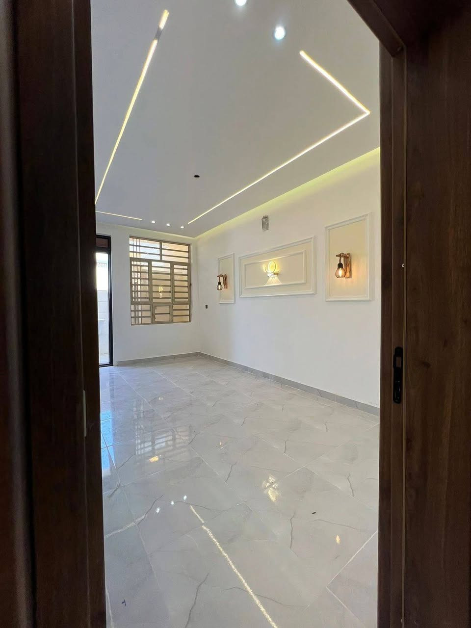 السلام عليكم
🏠#دار_للبيع   100متر واجهيه 6.25متر  نزال 16متر
 بناء طابق ونص  حديث ✨️

يحتوي البيت ع[2غرف نوم -استقبال -صحيات - صالة- ومطبخ] البيت شغل درجة اولى ✨️

⬅️مع الخدمات[ماي-كهرباء-تبليط]✨️

🔴ملاحضه البيت جاهز للسكن 🔑

⬅️نوع العقار  طابو زراعي سند 25 اقرار محكمه 

⬅️العنوان #بغداد_الدوره_البوعيثه   
       مجمع العيثاوي 

🔴للاستفسار  خاص او الاتصال ع  الرقم 
 ☎️***********
