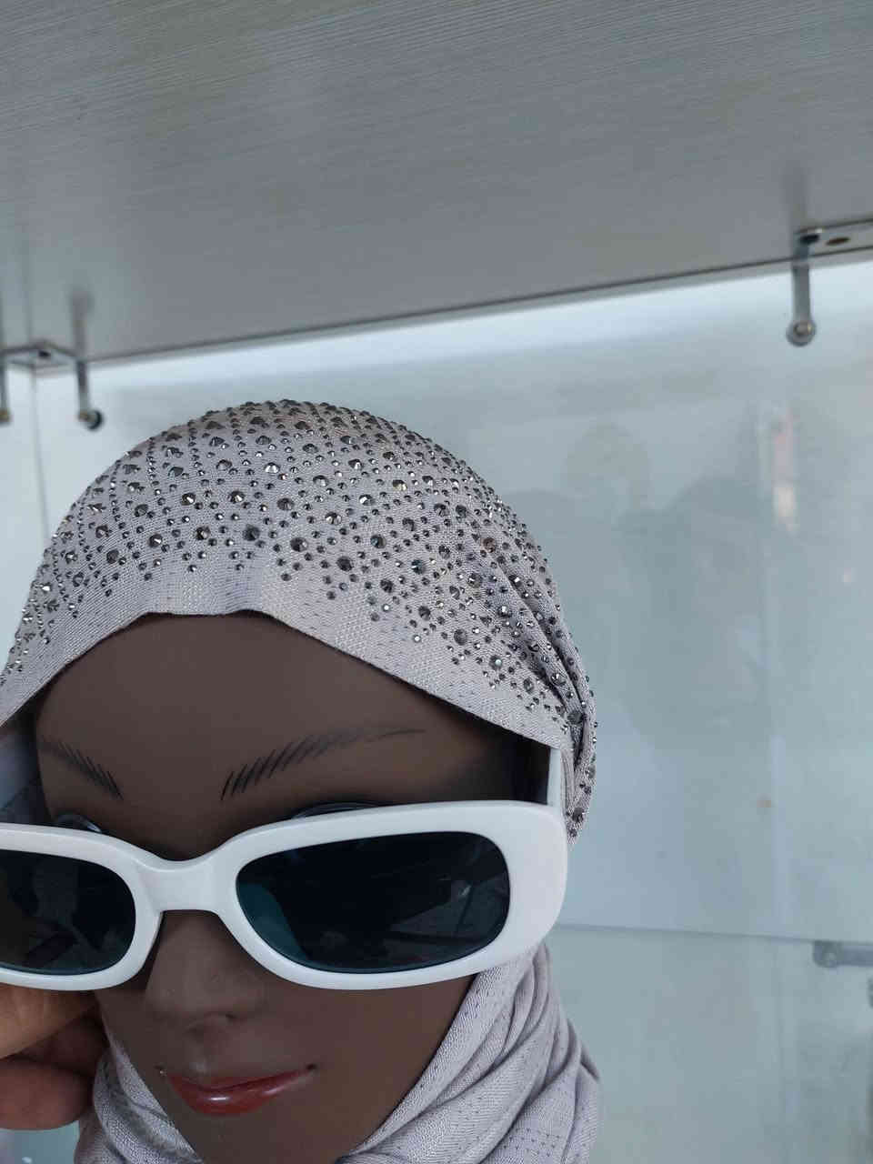 ✨ الربطة المثلثة ✨
أناقة ناعمة وتفاصيل تفرق 💖
خامة فانيله مخطط مريحة وثابتة باللبس
مزينة بـ ستراس من الأمام يضيف لمسة فخامة ✨
موديل عملي ويناسب كل الإطلالات 🌷
متوفرة بعدة ألوان جذابة 🌈

🚚 التوصيل مجاني داخل البكرلي
🚚 يوجد توصيل لجميع المحافظات بـ 5000

💰 السعر: مناسب جداً
📍 العنوان: بابل – الحلة – البكرلي
الفرع المجاور لمدرسة بردى
📞 واتساب: ***********

📌 حجابات وكوزمتك الهادي  
الأناقة تبدأ من عندنا 💕
