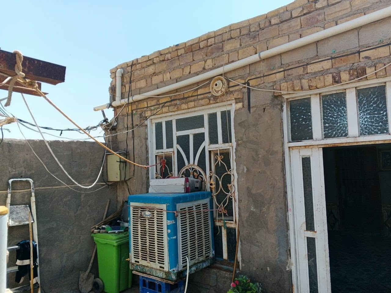 السلام عليكم للبيع بيت قرب الكوام الشرقين بشارع الحاج عوده المجيد 2 غرف وصاله ومطبخ وحمامات وبراني مساحته 130 متر قريب علولايه *********** بي واتساب
