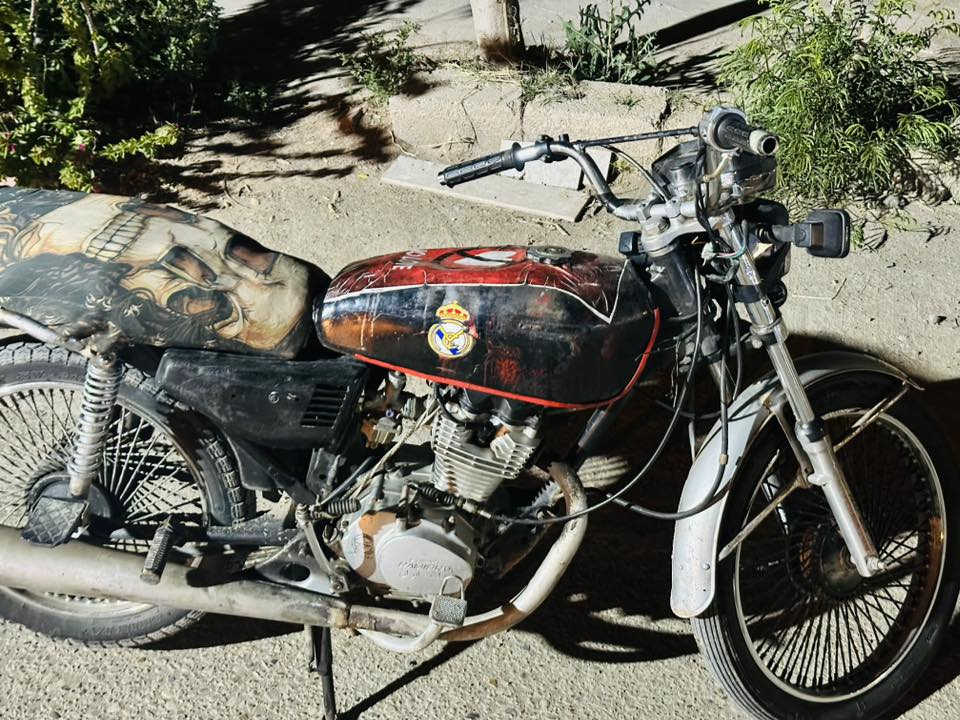 دراجه يراني لبيع سعر 125
مكان خان بني سعد 
دراجه شغاله بس بيها نقوصات كهربائيات وكابريتر يرادله تبديل 
اول ماشغل بيها دخان شويه ويروح 
رقم ***********
