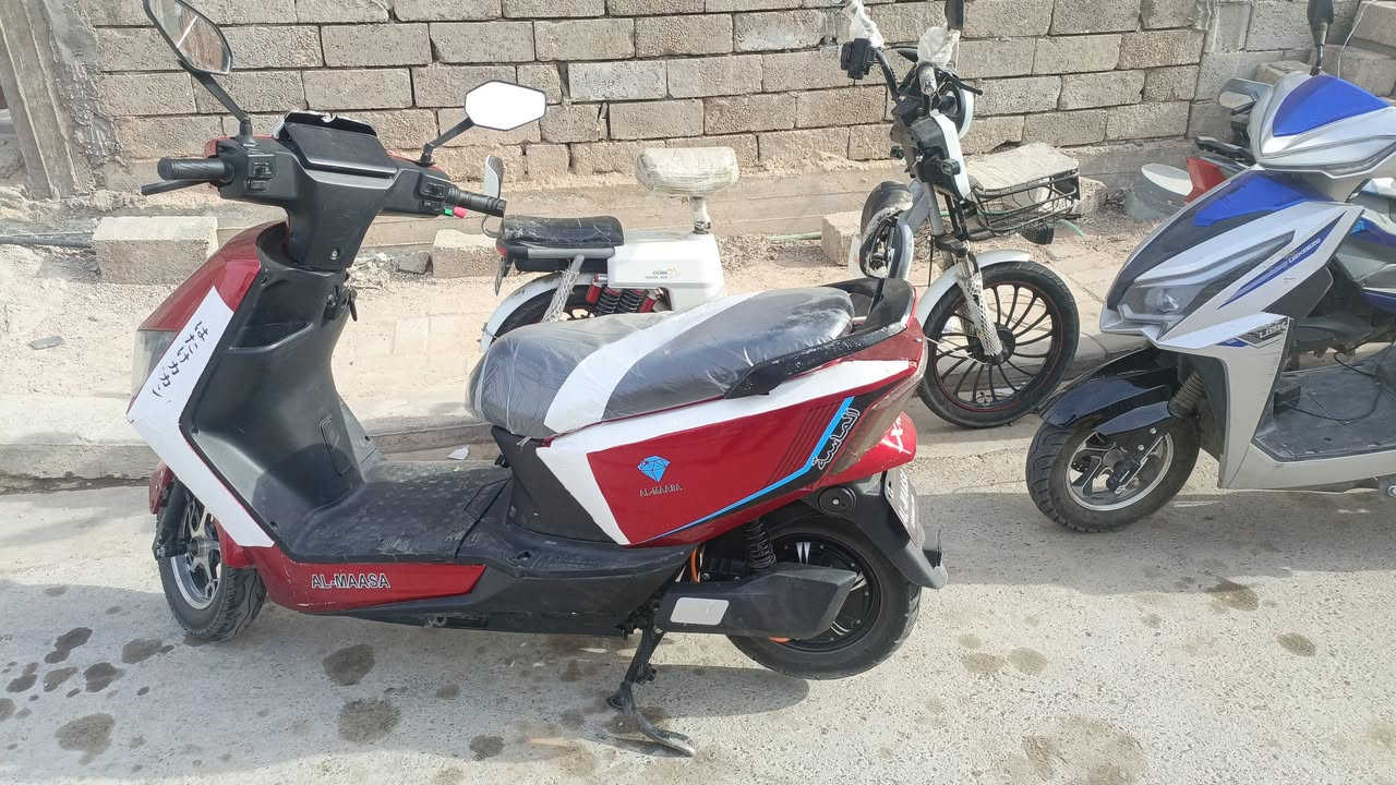 سلام عليكم دراجه شحن للبيع ست بطاريات عل فحص كهربائياته كلهه شغاله موديل 25 نضيف نوع الماسه فول سعر 500 الف مكاني رمادي رقم تليفون ***********
