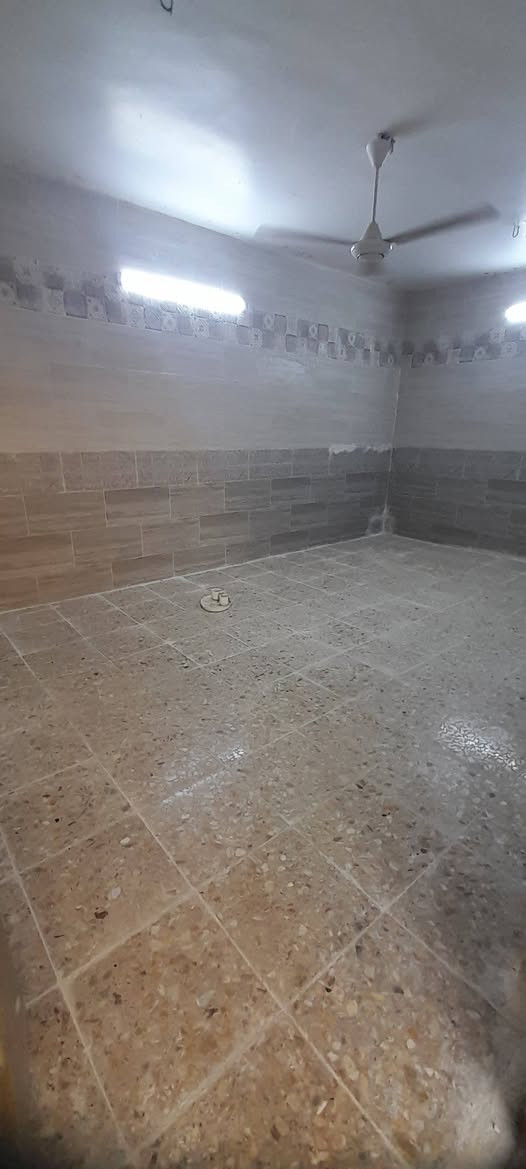 دار للأيجار مساحة ٧٥ متر موقعه في تراث الشرطه الخامسه يحتوي على صاله ومطبخ وغرفه نوم وخدمات وطرمه وسطح ايجاره ٤٠٠ الف المراجعه مع مكتب الاماني للعقار للإستفسار/***********
