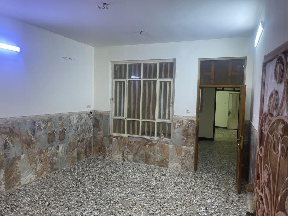 بيت للإيجار مساحة 125 م  طابق ارضي البلديات المضمار شارع الحشد 
استقبال و مطبخ و صالة كبيرة و غرفة نوم وخدمات
للاستفسار الاتصال على الرقم ***********
