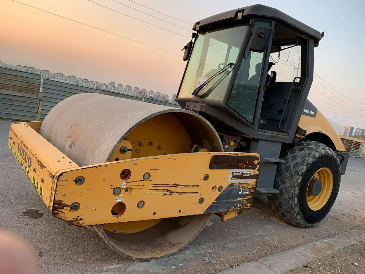 سلام عليكم حادلة فالفو للبيع موديل 2015 محرك اربعة سلندر منفيست اصلي وتكدر ترقمه العيب وحيد يحتاج بس سوبر جاج سعر 340ورقة *********** مكان حادلة سليمانية
