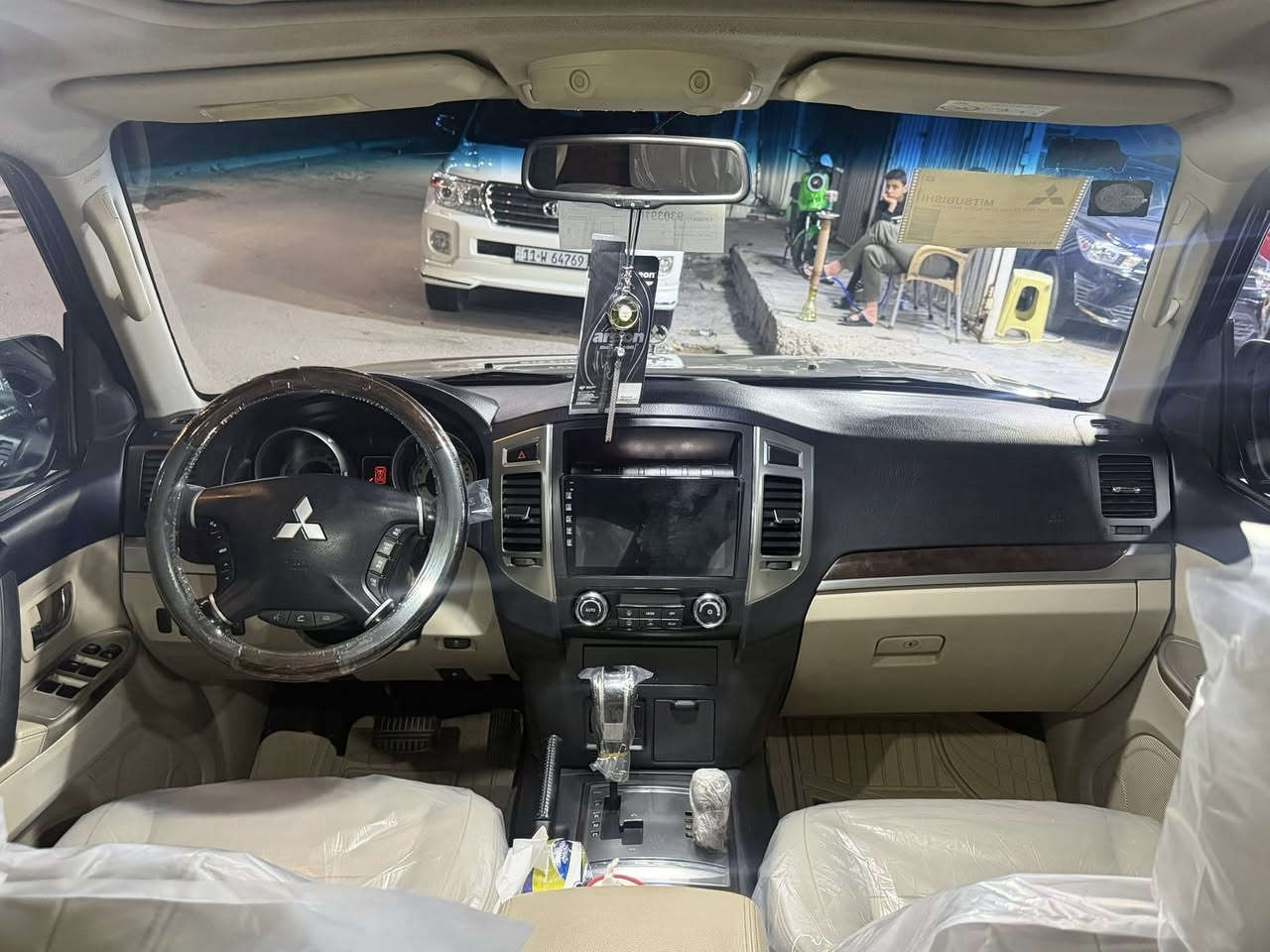 السلام عليّكم باجيرو موديل 2015 حفتور كفاله عامه ماشيه 190 حقيقي السعر 190 وبيه مجال  عنوان بغداد
***********
