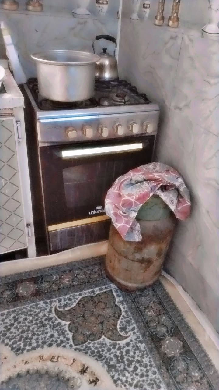 سلام عليكم غراظ بيت للبيع مكاني مكاني بغداد بسعر مناسب لان لازم افرغ البيت باجر وذا ياخذهن شلع اساهله بيهن ***********
