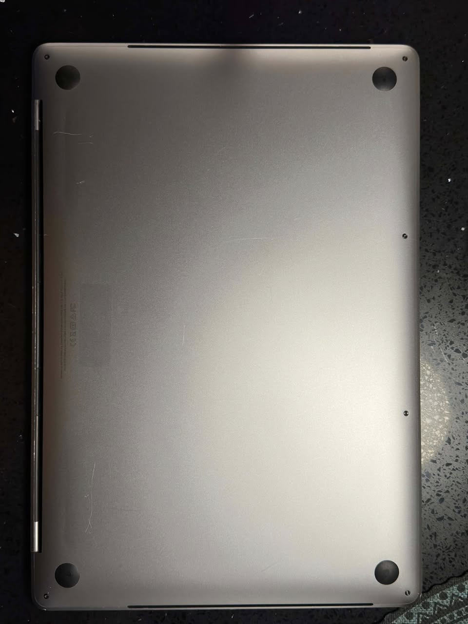 سلام عليكم 
MacBook Pro 2018 touch bar (15 inch) 💻
يعني محطه كامله 💻
: RAM 16 
: SSD512 
Intel Core i7 8950HK 6 Cores 2.6GHz 
Turbo Boost 4.3GHz يصل الى 
: كرت شاشه داخلي : Intel UHD Graphics 630.
و خارجي : Radeon Pro 555X.
• الذاكرة: 4 جيجابايت من نوع GDDR5
جهاز نضيف مابي اي اشخوط او ظربات ابداً
جهاز جداً نضيف و مامستعمل هواي كيبورد نضيف 
عربي انكليزي الكيبورد 
سماعاته جداً واظحه و عاليه 
و ويا  Adapter تحويل Ram &  2 USB & HDMI
مكاني حي الشرطه الشرطه الرابعه 
سعره 550 و بي مجال بسيط 🌹
***********
