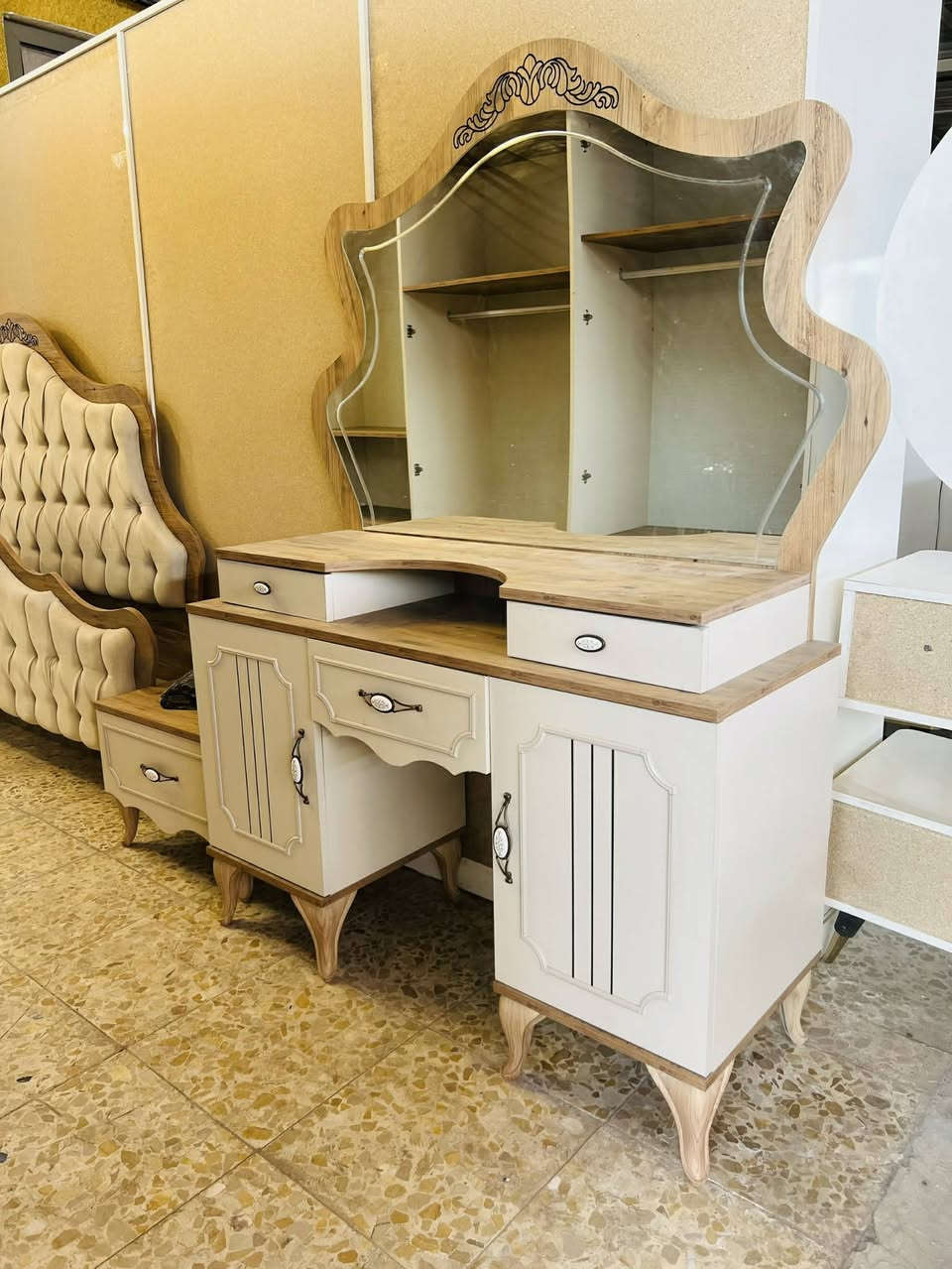 ✨ غرفة تركي كانتري الاصلي 10 قطع✨
 ضهر بلوك سرير مخزن
✨ نظافة 95 /💯
🚚 شد ونقل مجاني داخل بغداد
📦 توصيل للمحافظات بكروه


**إذا كنت صاحب هذا الإعلان وتريد حذفه لأي سبب، رجاءا أرسل رسالة إلى الدعم الفني**