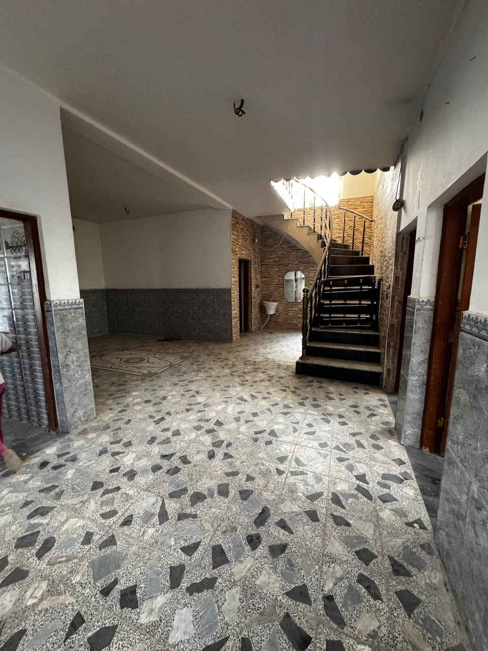 السلام عليكم للبيع بيت 650متر بناء جديد  على الشارع العام حديقه 250متر يتكون من  حمامات خارجية وداخلية مضيف غرفتين صاله مطبخ بناء درجة أولى طابوك 
العنوان طريق جسر ال عيسى الي يربط ب شارع المعمل قريب الجسر على الشارع العام مباشر السعر 150مليون قابل للتفاوض للاستفسار ***********
