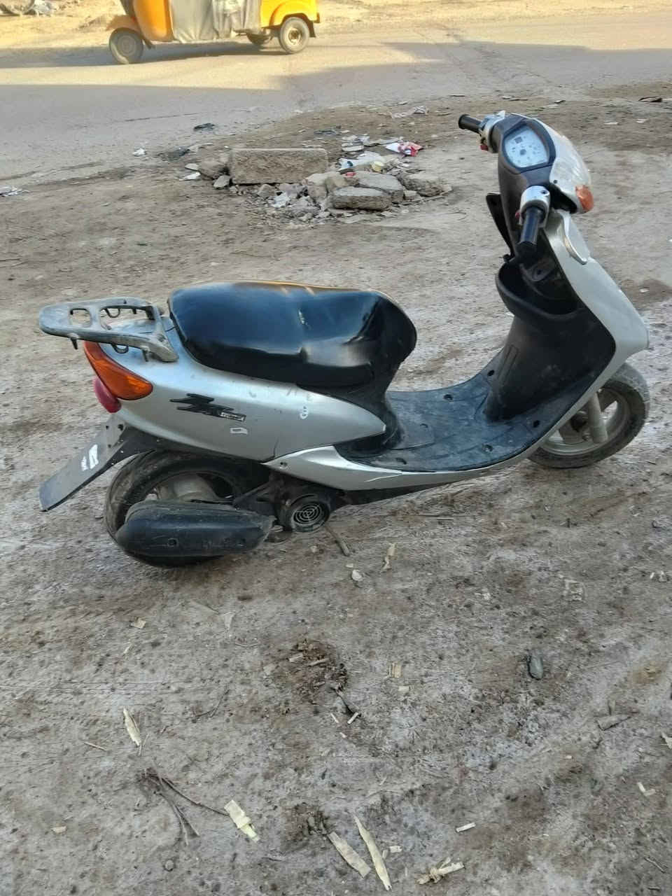 سلام عليكم
عصفوريه للبيع لون رصاصي 
دراجه سلف هندر شغال 
اشاير يمنه يسره لايت امامي عالي ناصي 
مكينه ناعمه كلش ممفتوحه بلاديه عل فحص 
بريك امامي وخلفي شغال دبلات شغاله 

سعر 350 بيهه مجال لشراي مكاني بغداد العبيدي شهداء ثانيه للاستفسار ***********
