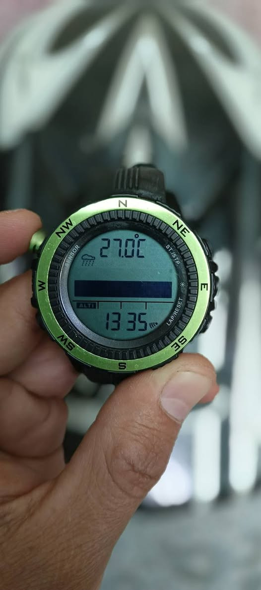 ساعه 
 طراز LAD WEATHER،   من سلسلة "Sensor Master" (مثل lad004 أو lad024). 
الميزات الرئيسية
تتضمن هذه الساعة المخصصة للأنشطة الخارجية مجموعة من المستشعرات والميزات المفيدة: 
مستشعر ألماني عالي الدقة.
توقعات الطقس: تتنبأ بالطقس باستخدام أيقونات (مشمس، غائم جزئيًا، غائم، ممطر، عاصف) بناءً على التغيرات في الضغط الجوي.
مقياس الارتفاع (Altimeter): يقيس الارتفاع الحالي ويتضمن رسمًا بيانيًا لتاريخ الارتفاع المسجل كل ساعة.
مقياس الضغط الجوي (Barometer): يقيس الضغط الجوي ويعرض رسمًا بيانيًا لتاريخ ضغط مستوى سطح البحر.
بوصلة رقمية (Digital Compass): توفر قراءات الاتجاهات وإمكانية المعايرة.
مقياس الحرارة (Thermometer): يقيس درجة الحرارة المحيطة.
ميزات أخرى: تشمل ساعة إيقاف (كرونوغراف)، ومؤقت للعد التنازلي، ومنبه يومي، وإضاءة خلفية. 
السعر خاص يوجد توصيل


**إذا كنت صاحب هذا الإعلان وتريد حذفه لأي سبب، رجاءا أرسل رسالة إلى الدعم الفني**