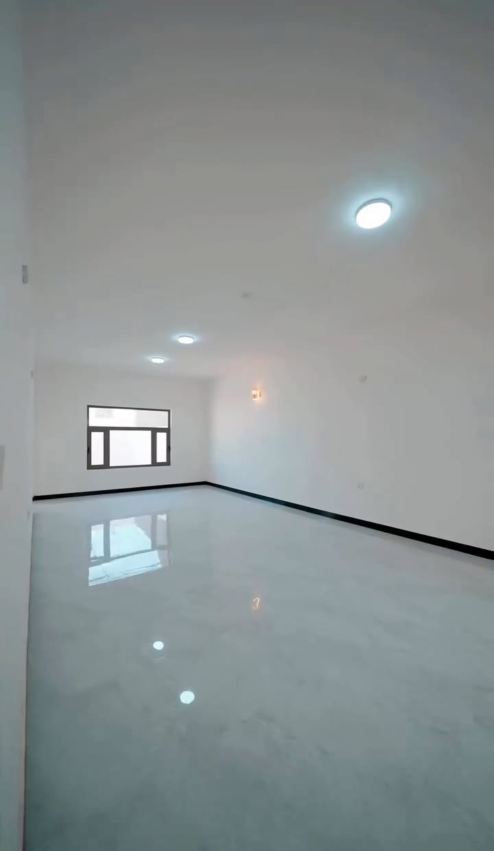 ✨ دار 200متر في مجمع الأميرات 2 السكني - جاهز للسكن 
الواصل 42 مليون دينار، سعر الكلي 122 مليون

يتكون البيت:
طابقين، غرفتين، بناء درجة أولى 
صالة كبيرة، استقبال، مطبخ، صحيات، كراج وحديقة

مبلغ المتبقي قسط: 320 ألف شهريًا، للمصرف العقاري 

📩 للمهتمين، اكتب (تم) في التعليقات لتصلك التفاصيل عبر الخاص.

📞  اتصال/واتساب ***********
📞  اتصال/واتساب ***********
