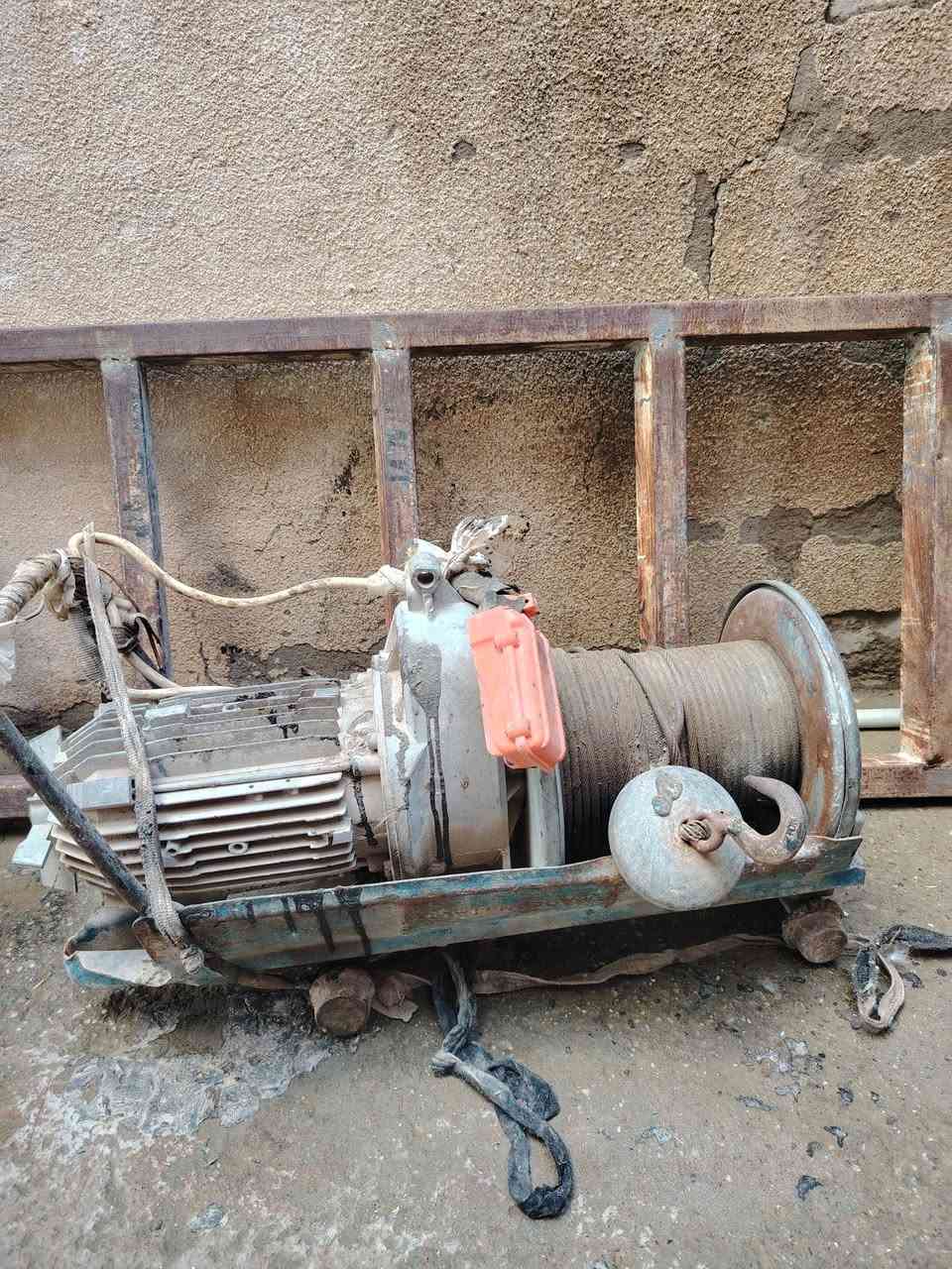 مصعده ايطاليه مضمومه صار سنه الموطور شرط ما ملفوف وياها قفص وعربانتين بس تايراتهن فاشات اسعر 350متواجد خاص او رقم ***********
