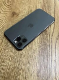 ايفون 11برو ماكس ذاكره 256 وبطارية 96‎%‎ وشاشه اصليه  والجهاز نظيف كول...