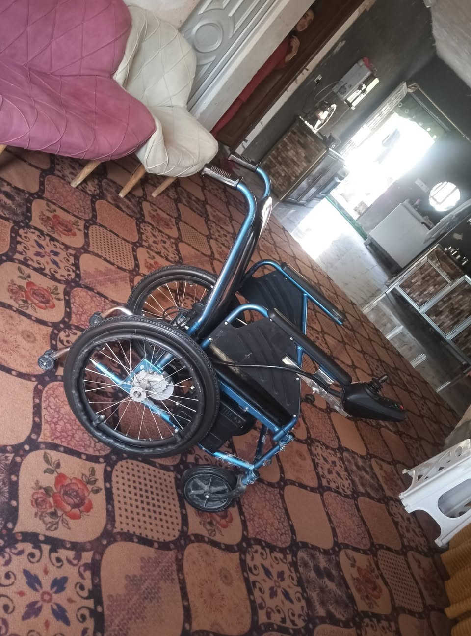 كرسي كهربائي لذوي الاحتياجات الخاصة بطاريات وشاحنه جديد سعر 400 ألف. أخو الجديد. دينار. للتواصل ***********
