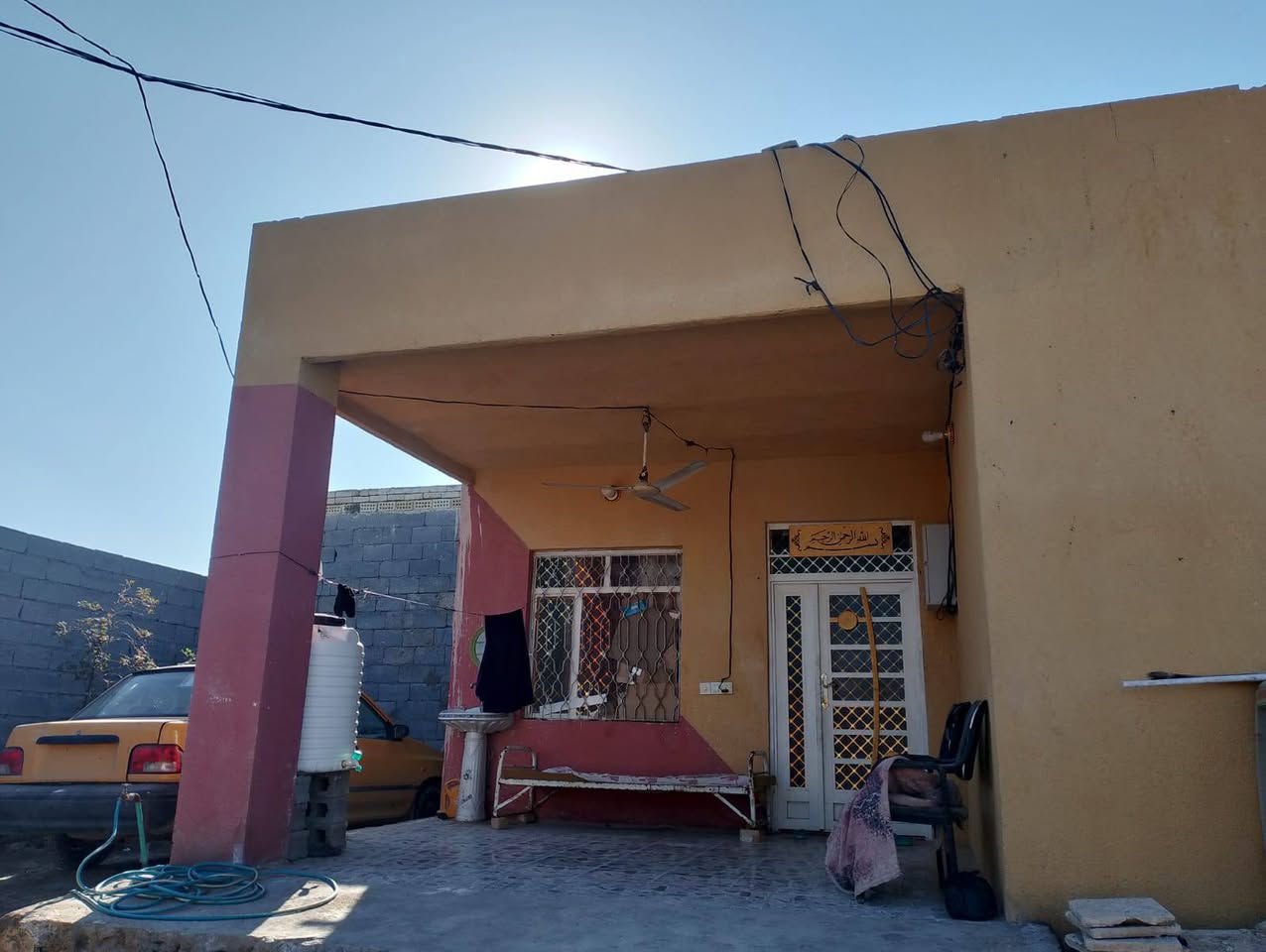 سلام عليكم عندي ارض للبيع  بيه بيت مساحه الارض 650 متر يتكون البيت من غرفتين نوم وصاله ومطبخ وصحيات البيت كامل مكمل ارضيه بورسلين وصقوف ثانويه البيت عكاده حلو مرتب السعر 75وبي مجال قليل العنوان كربلاء شارع بغداد يم عامود 337قرب مجمع الكليني الاتصال على هذا الرقم *********** علما المنطقه سكنيه وكافه الخدمات موجوده  ملاحضه اتصل مامتواجد على النت
