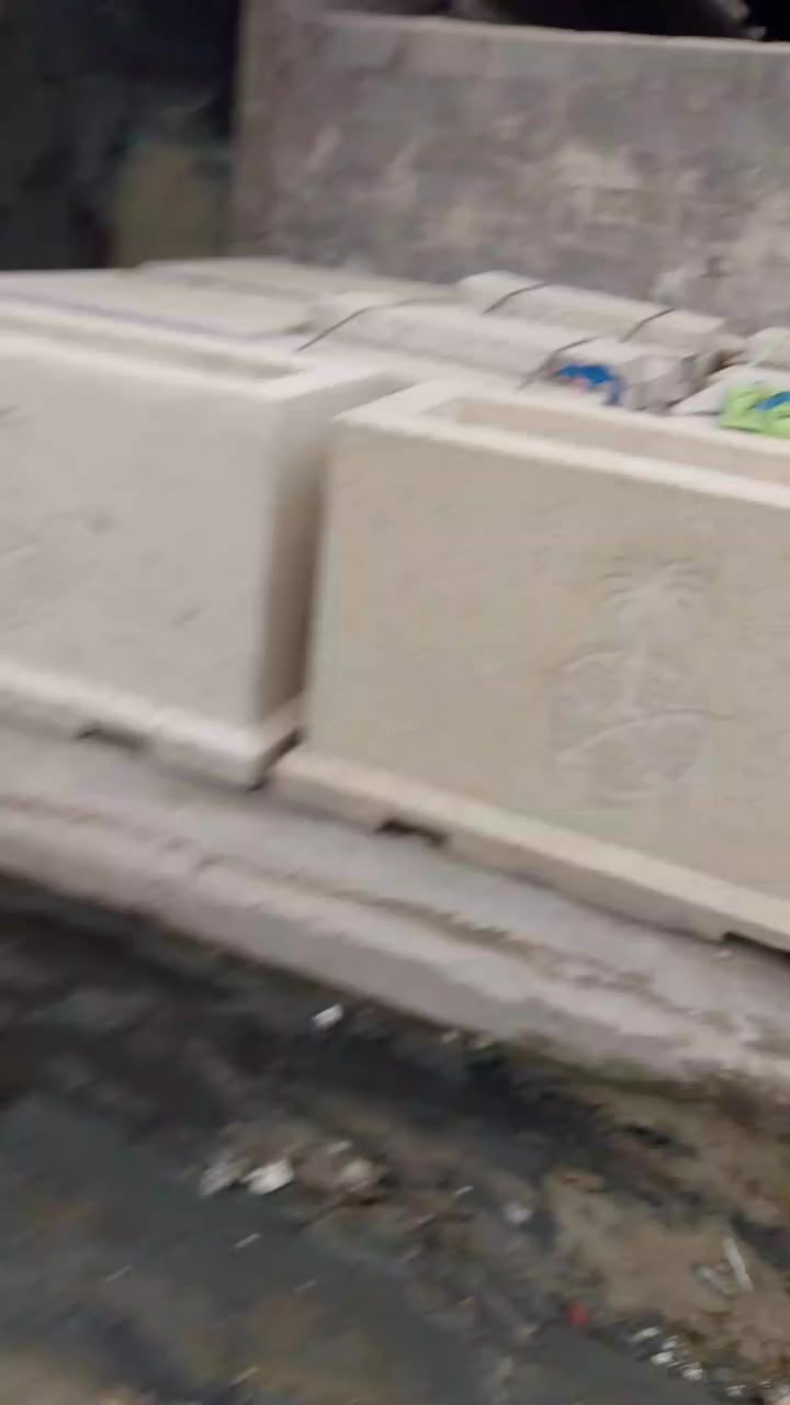 ........ البرج......... 
سندانه حكوميه الوزن اكثر من طن ونص 
الارتفاع متر العرض متر ونص حجر طبيعي 
ليست من الاسمنت بل من ماده العجينه للاستفسار اتصل على 
....... البرج....... 

***********
