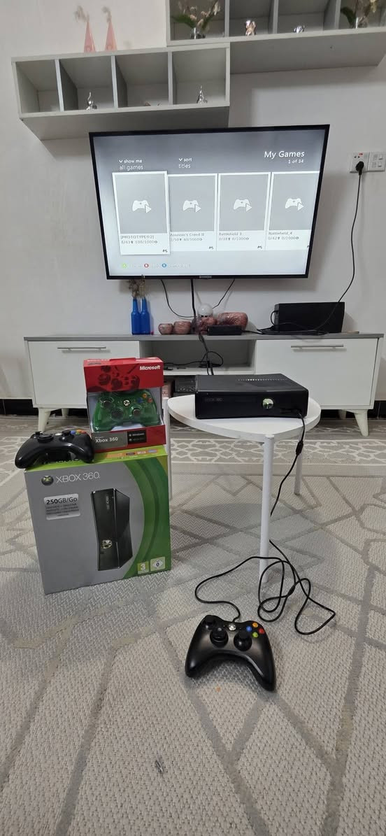 السلام عليكم.  جهاز xbox 360 ذاكرة ٢٥٠ مهكر يحتوي على ٣٣ لعبة مع ٣ جوستكات السعر ١٣٠ 
***********
