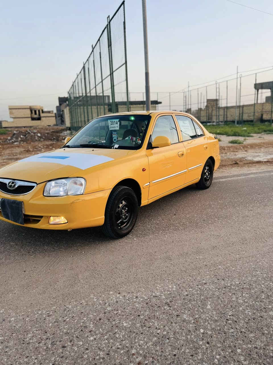 السلام عليكم ورحمة من رخصه الادمن للبيع هونداي فيرنا موديل ٢٠١٤ السياره جاهزه للخير كير ومكينه وحداديه وتخم تاير وتبريد مكفولات السياره مدوشمه كشنات وكاعيه رقم بغداد انكليزي مصفره هيئه وغرامات بسمي السياره بيه جاملغ ودور خلفي فقط السياره مامعيوده تخم تاير جديد 
السعر ٥٨ وبيه مجال 
مكان السياره بابل تقاطع السده 
الهاتف ***********
