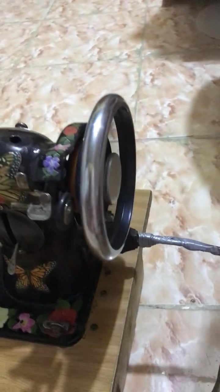 السلام عليكم
مكينة خياطه الفراشه موديل قديم نضيفه حيل 
مستخدمه قليل مال بيت
سعرها 65 وبيها مجال
مكاني بغداد الحسينيه مسقط شارع البانزين خانه
***********
