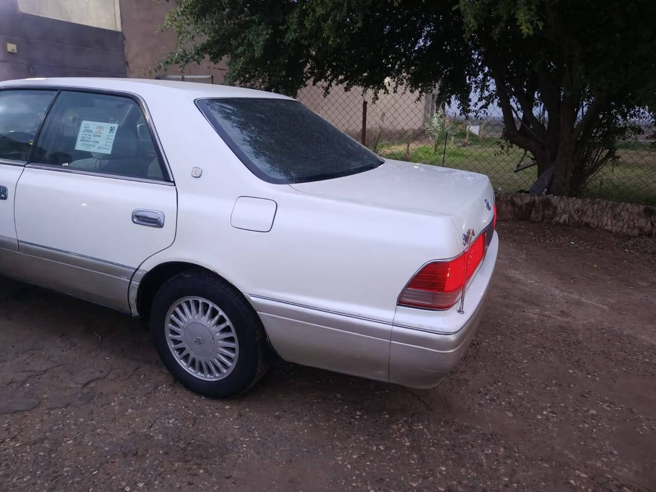 سلام عليكم سياره للبيع موديل96 رقم دولي سنويه نهاية 2030 بسمي شرط تحويل فقط مكينه وكير فيفيتي3000 فيتين جدد فانات شاهينه غرفه جديده  شاشه كامره حداده 90% تايرات80% كهربائيات كله شغاله علمن السياره (نقل) السعر 79 وبيها مجال بصيط العنوان ذي قار مكلف بالنشر اتصال فقط*********** موجود واتساب
