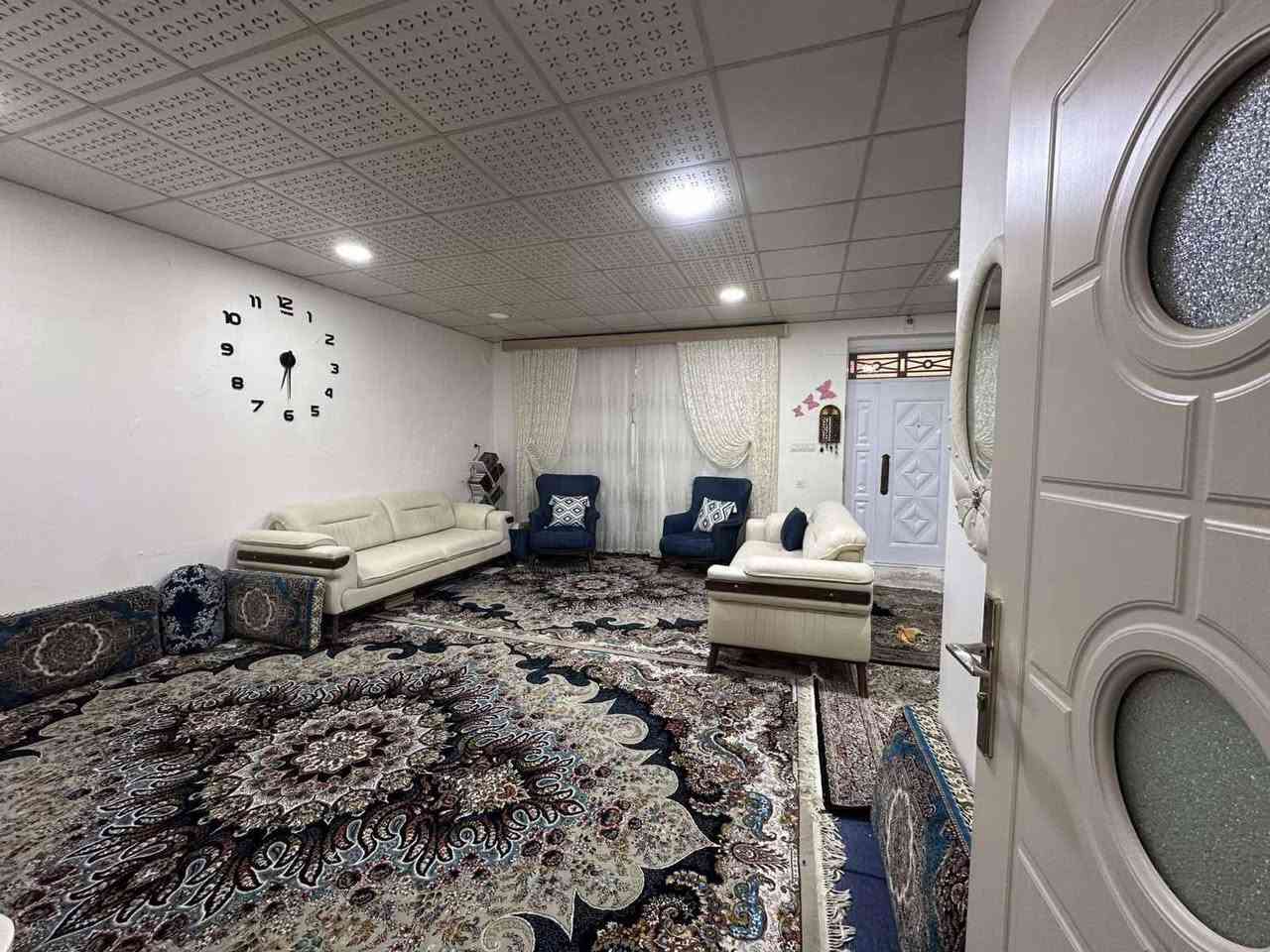 دار للبيع  سعر مناسب 
 سلیمانیە ــ ***********
يحتوي البيت علئ غرف نوم 
_استقبال_ مطبخ _ صحيات بیتونة
   واجهە شمس مساحة  100م 8x12
  طابو صرف  خدمات کامل
   تلفون ـ واتساب ***********
