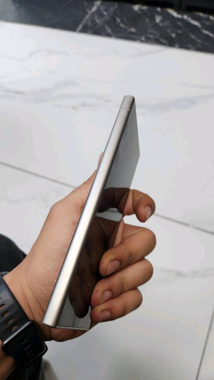 سامسونج ٢٤ الترا مستخدم سهرين فقط غراض الجهاز الاصليه باكيت + كيبل شاحن اصلي مال جهاز ممستخدم