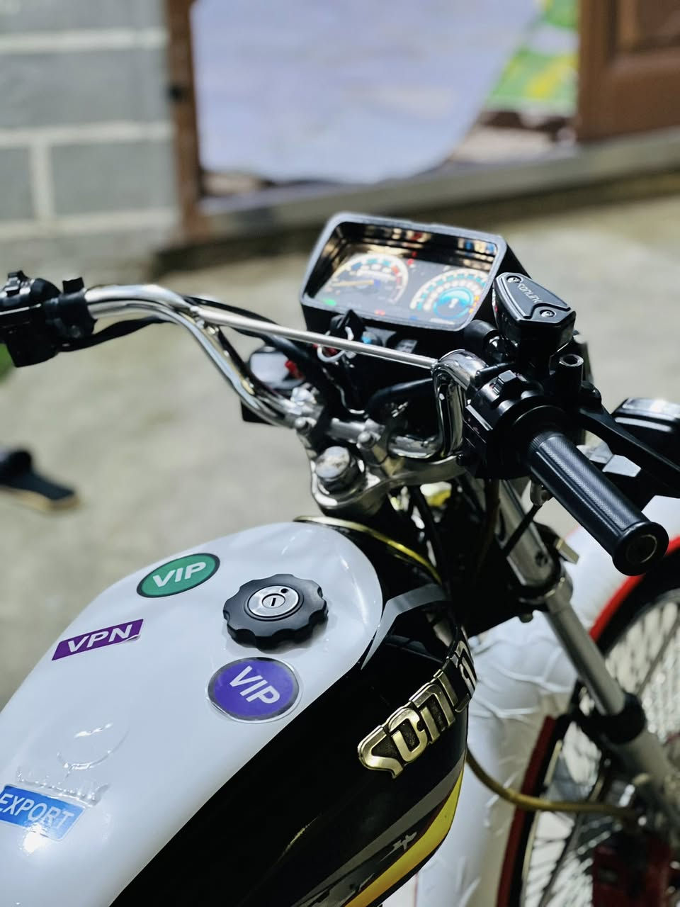 سلام عليكم ورحمة اخوان دراجه لل بيع بيها نقص رجل نص واكع تيزاب مال باتري عل صفحه كما اموضح بل صوره لاغيره كفله عامه محرك شرط اصبانه مامضروب كهربايات كله شغال درجه ناعمه كشن جديد باتري جديد  السعر (550) وبيها مجال بصيط لل شاري (‭0 772 836 1809‬) الحاب يستفسر وتحيات لل جميع❤️🫡المكان كركوك حي الصناعي
