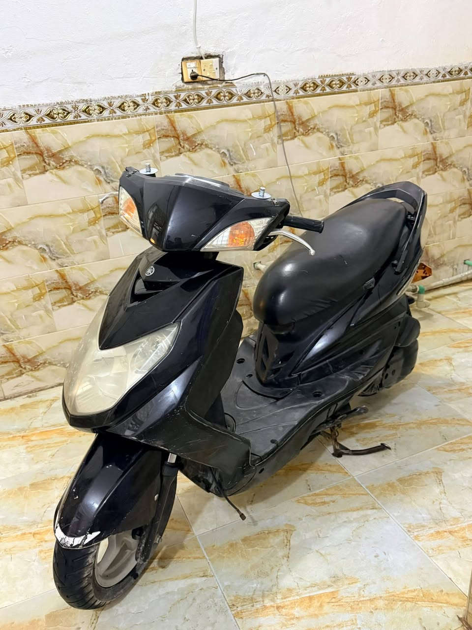السلام عليكم شباب دراجه سكنس فحل كابريتر  دراجه حلوة او ناعمه نكره وحده سلف كهربائيات شغاله اوراق بسمي  سرعه 140 دراجه نضيفه للبيع سعرهة 500، او مراوس ابفراشه  نضيفه مكلف بل نشر   هاذه راعيهة ***********
