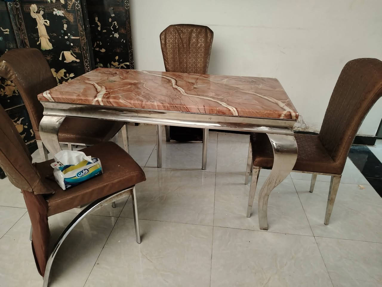 ميز طعام مرمر اربع كراسي السعر ١٧٥ وبي مجال بسيط مكاني دوره شارع ٦٠ الاتصال على الرقم ***********
