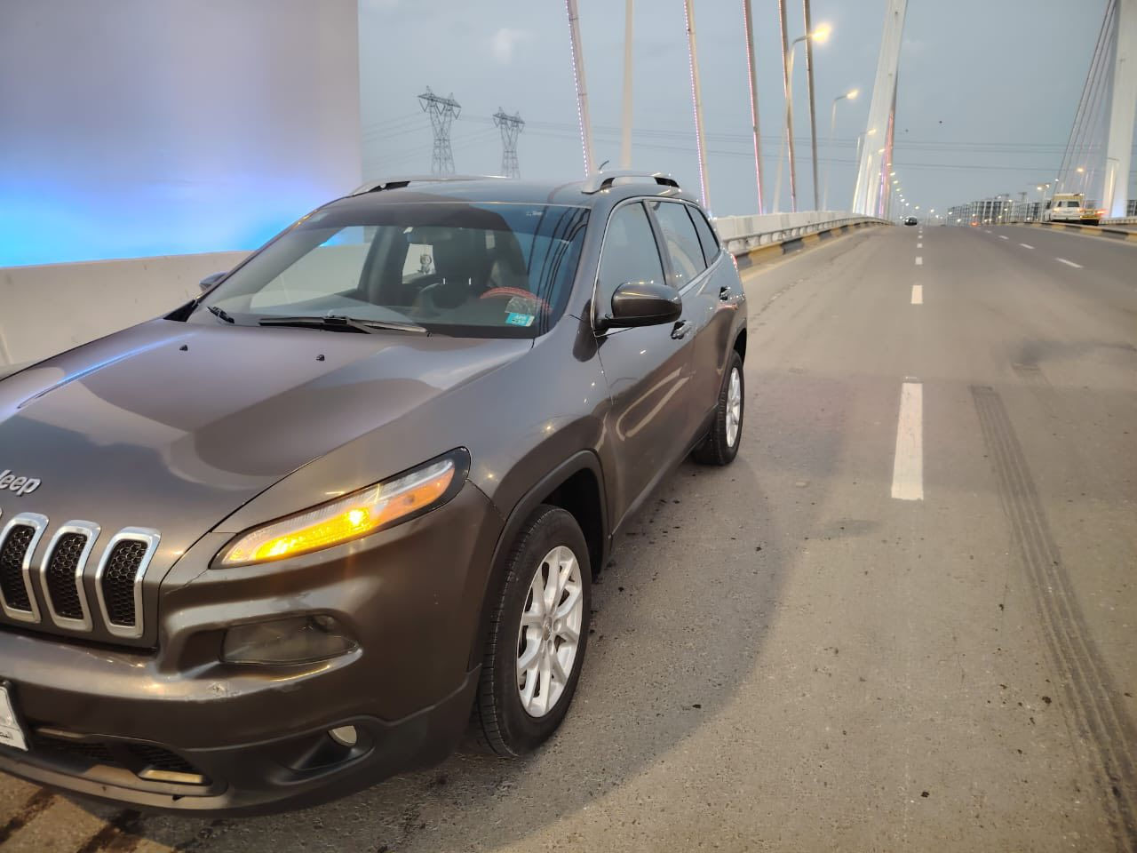 جيب شيروكي (بزون)
#الفنة: لاتيتيود
الموديل :2018
ا#اللون: اسمنتي 
#اللوحة:رقم بصرة تحويل مباشر  سياره  بنت و استخدام شخصي /صدر جديد وحداديه جديده وتايرات جدد 
توجد خدوش بالدعاميه بسيطه 
الحادث : وارد امريكي دعاميه فقط بدون تبديل  موضح بالصور  
‏1C4PJLLB5JD584321 رقم الشاصي
سياره ماشيه بامريكا 50 وبالبصرة 40
السعر 145 ورقه بيها مجال 
المواصفات:-
(1) محرك 4 سلندر2400 
(12 كشنات جلد (اصل)
(3) كاميرا خلفيه 
(4) شاشه كبيره للتحكم في ايعازات السياره
(5) تبريد  وتدفئه قطعتين امامي خلفي
(6) منافذ USB
[7) سستم صوت متكامل مع دمام خلفي
(8) تحكم سترين جهتين
(9) نضام ABS مانع انزلاق
(10) كشنات كهرباء
(11) بدون ايرباك
رقم الاتصال /***********
عنوان السياره//الحيانية شارع السيد
