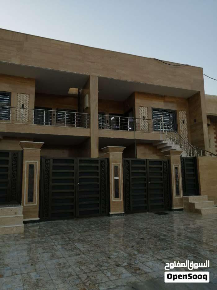 شقه للايجار عله شارع الاربع شوارع بصف مدرسه الرسول تتكون من 3 غرف وصاله ومطبخ مفتوح عل صاله وستقبال وصحبات الشقه نضيفه شبه حديثه سعر((750))مطلوب موضف *********** هاي صور واجهيه الشقه
