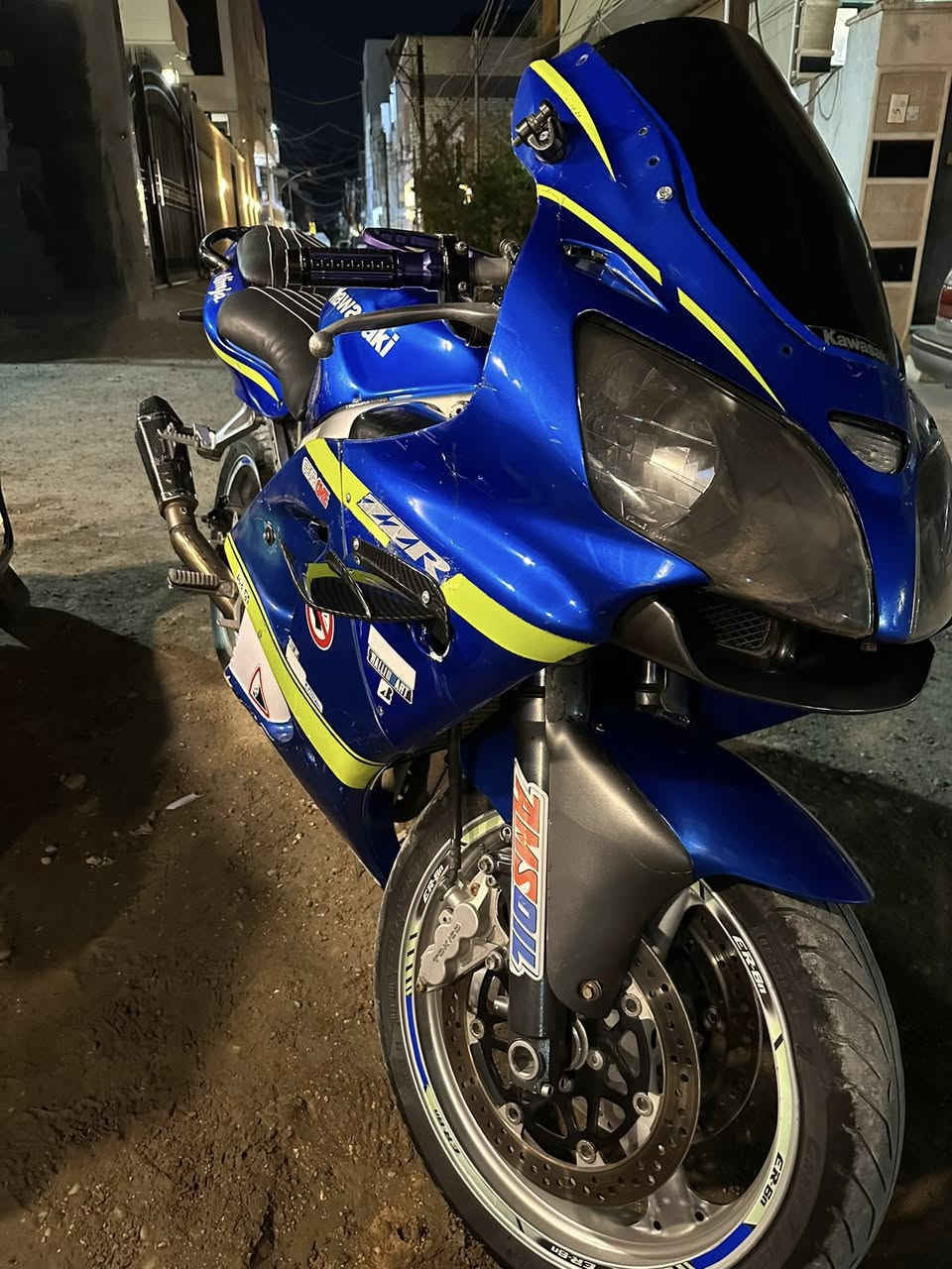 🔴سلام عليكم🔴
🔵للبيع $$$

🔵كاوازاكي نينجا zx6r محرك ٦٠٠ 

🔵٤ سلندر موديل ٢٠٠٨ كابريترات

🔵مرقم اصولي  رقم انكليزي ديالى مشروع وطني هزة جديده تحويل مباشر

🔵وارد امريكي بدون ضربه ضربتها بالعراق فقط كفرات الجانبيات والامامي موضح بالصور

🔵تانكي نظيف تايرات جدد باتري جديد كهربائيات شغاله كامله

🔵المحرك جديد مفتوح اول فتحه اله فقط مبدل رنكات و يطغ لخانة واحده يعني لا كص ولا جراخه 

 

🔵ماء راديتر زيتي حماوه ماكو دهن يورال 

🔵الدراجة تشتغل بانزين محسن وعادي طبيعي

 🔴نواقص الدراجة🔴
مجمع تشغيل الدراجة واضح بالصور والاشاير الاماميه 
 
🔵ماشيه٣٧ الف

🔵السعر ٢٣٠٠$ 
بيها مجال بسيط للشراي 
رجاءاً مو شراي اعبر المنشور
🔵مكاني بغداد الاعظميه *********** متواجد واتساب

