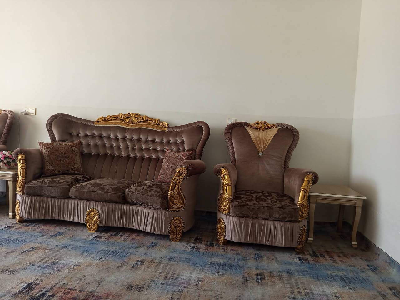 ئەم تاقمە بۆ فرۆشتن نەرخی 275هەزار ژمارە تەلەفۆن***********
