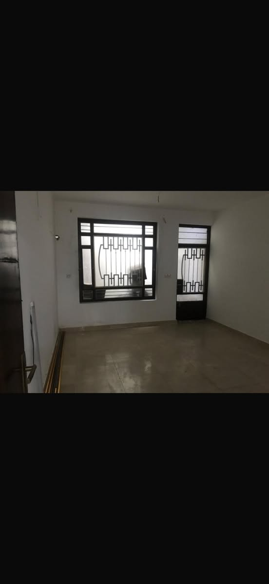 السلام عليكم 
شقه للاايجار ارضيه
زيونه محله 710 شارع مدرسة الجواهري الرئيسي 
غرفه وصاله ومطبخ ومناورعدد2 وصحيات 
***********
