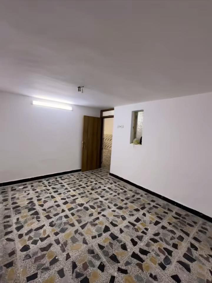 دار للبيع مساحه 105 متر جبه 8 متر السعر 220 الموقع بغداد الجديده خلف المسبح قرب مدرسه الخليج الاستفسار *********** مكتب الحاج ابو سيف للعقار موضح بالتصوير تفاصيل الدار
