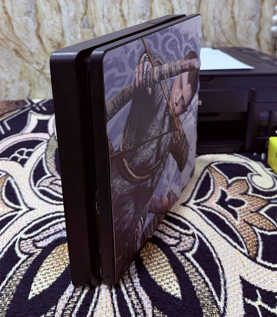 السلام عليكم بلي فور مفتوح عجينة فقط وان تيرة مهكر اصدار 9 افضل اصدار نظافة فول  مع كامل ملحقاتة سلك  POWER وسلك HDMI مع ستاند فريز (شحن يدات وستاند اقراص وتبريد بلي) السعر 280 وبي مجال للتواصل ***********
