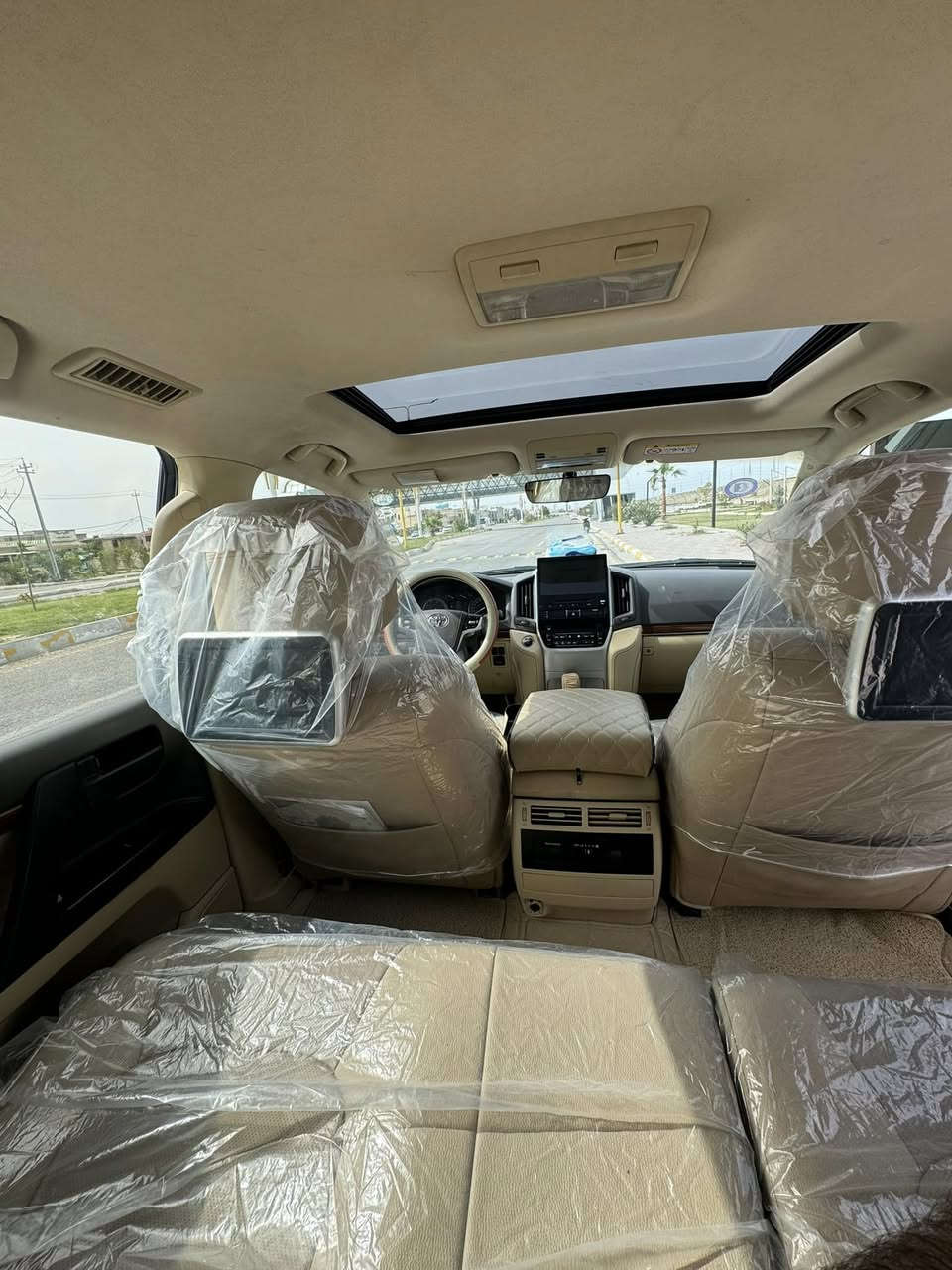 لاندكروز للبيع فول مواصفات موديل 16     8 سلندر 4600 بسمي السيارة تحويل ثاني يوم  مواصفات السيارة معروفة فول  وبشرط ما مفتوح بيها برغي    للاستفسار عنها رقم موبايل ***********. السعر 46 وبيها مجال.
