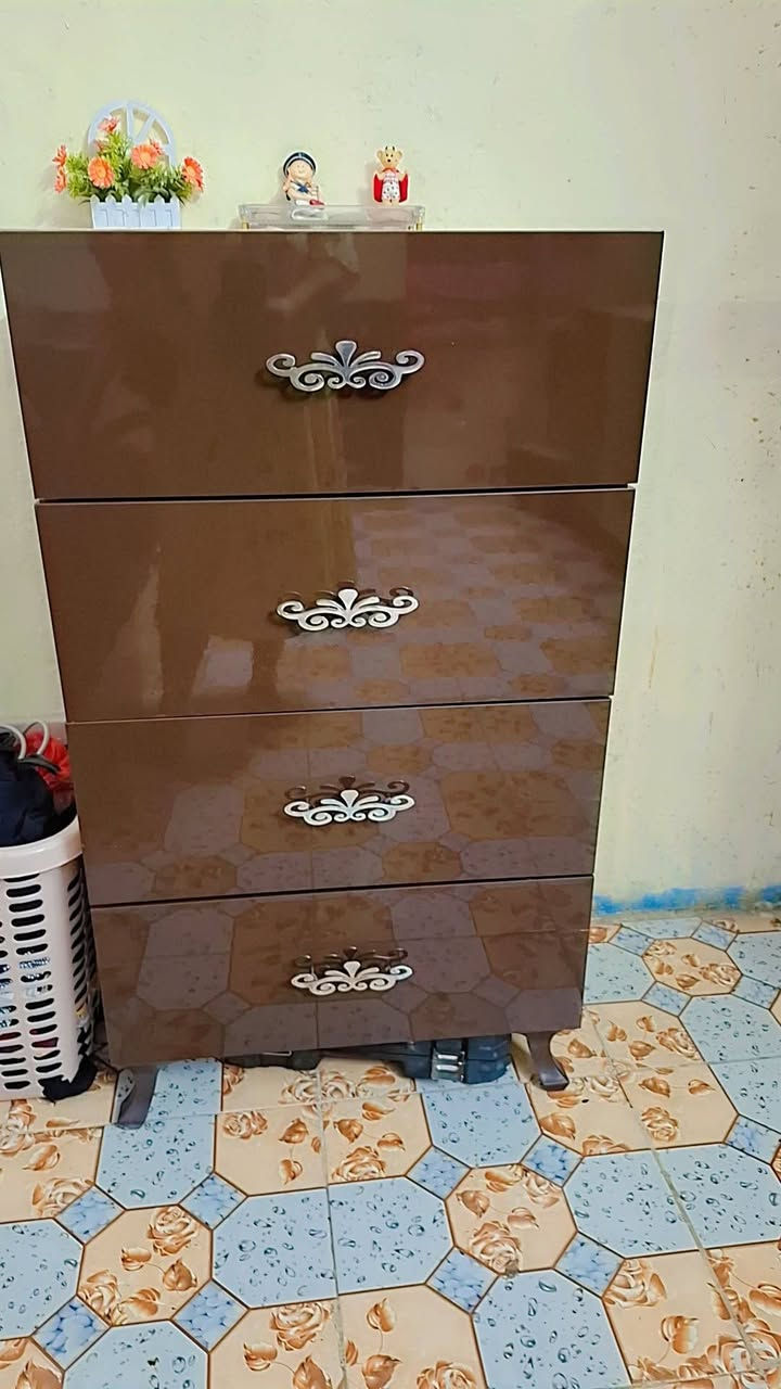 سلام عليكم غرفه نضيفه اخذته ٩٥٠ وريده ٧٠٠ وبيه مجال قرب مستشفى الاولاده ***********
