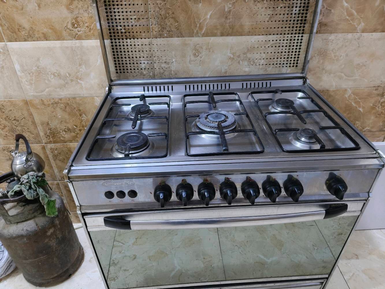 طباخ غازي من شركة يوني ڤيرسل العالميه باب اول والطباخ جداً نضيف و استعماله جداً قليل والسعر ٢٢٥الف دينار الموقع بغداد جهة الرصافه
