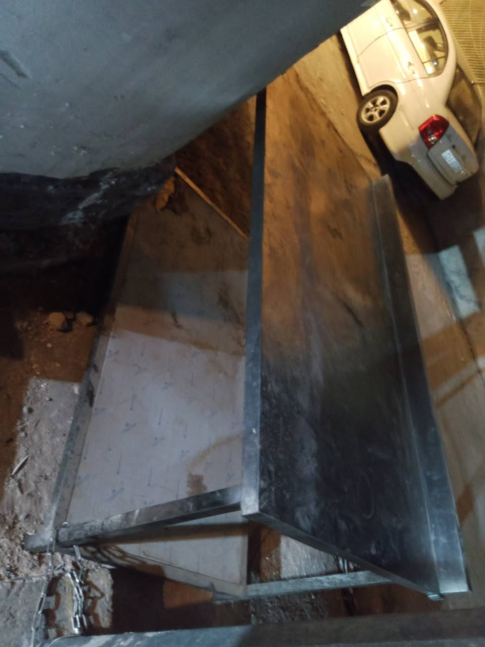 ميز لستيل ثقيل عرض متر طول 2متر 
مكاني بياع ***********
