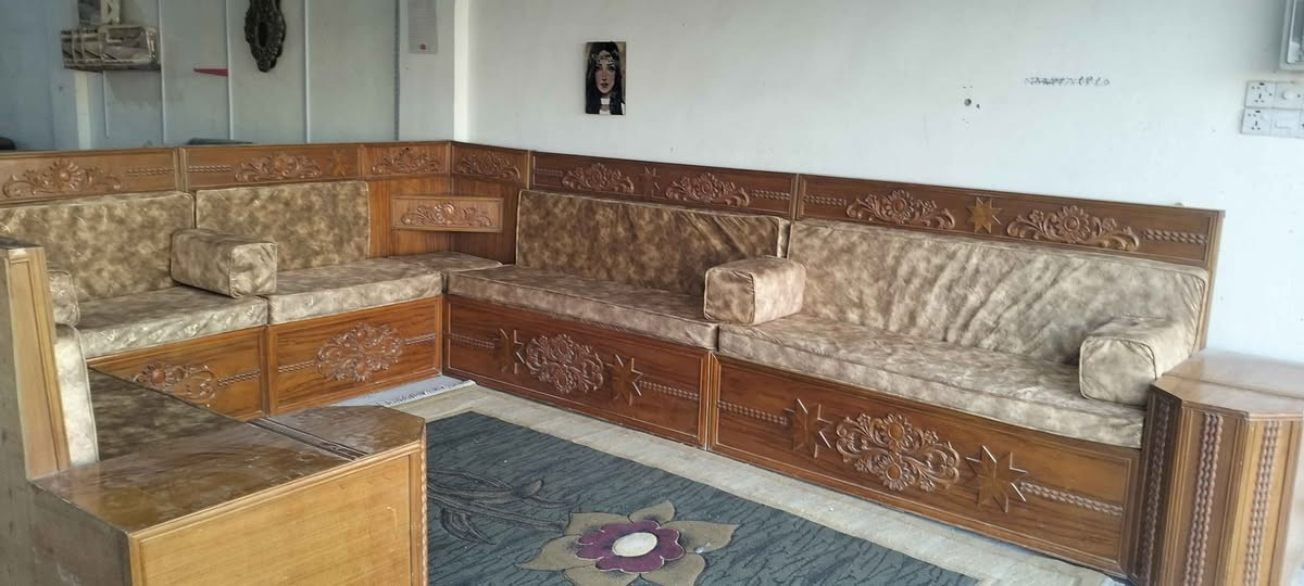 تخم قنفات رئاسي نظيف جداً كما في الصوره 
العنوان 
شارع معمل سمنت الكوفه مجاور اسواق الامين معرض بركات الرحمن للاثاث ابو امير *********** النجف, العراق
